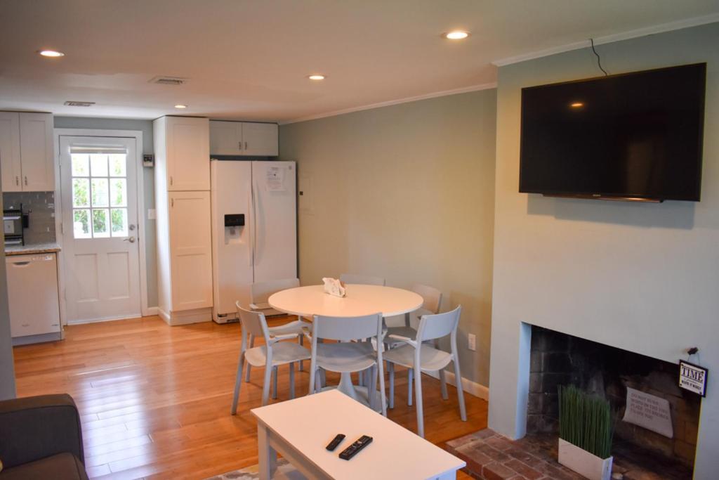 Seaside Serenity, Just A Block /0.1 Mile Away From The Beach Yarmouth Port المظهر الخارجي الصورة